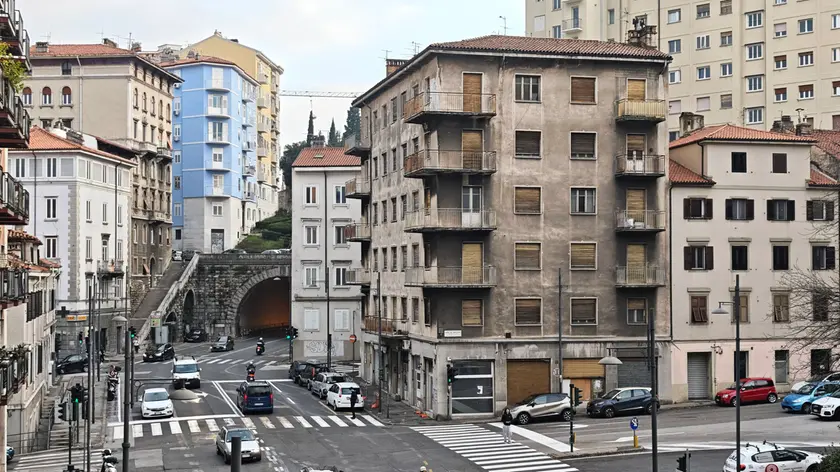 L’esterno dell’edificio (foto Lasorte)