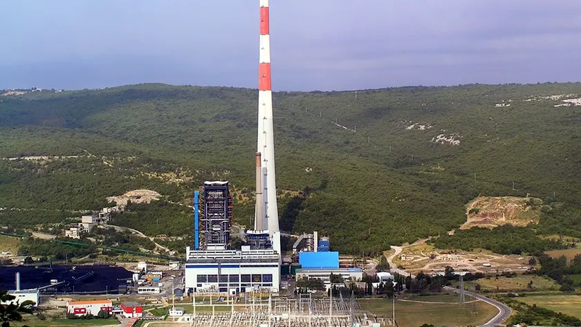 Una fotografia d’archivio della centrale termoelettrica di Fianona sulla quale si sviluppa un intenso dibattito in Croazia