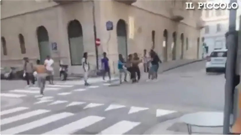 Nel fermoimmagine una delle risse scatenate di fronte al locale di via Trento taglieggiato