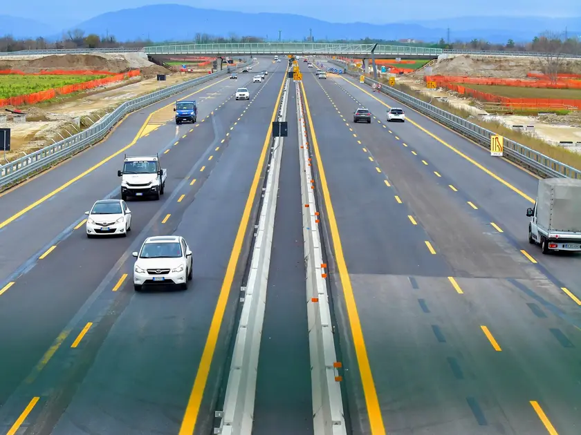 Un tratto di austostrada a tre corsie lungo la A4.