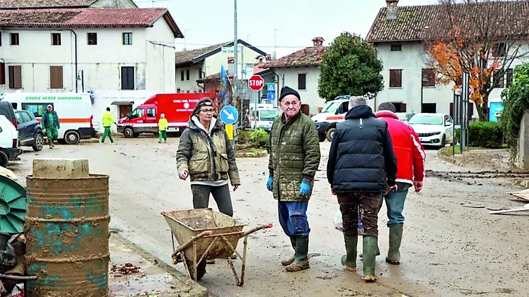 Versa, residenti impegnati a ripulire le case pochi giorni dopo l’alluvione del 17 novembre