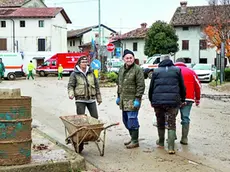 Versa, residenti impegnati a ripulire le case pochi giorni dopo l’alluvione del 17 novembre