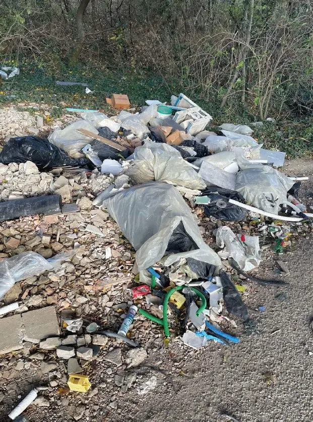 Rifiuti abbandonati in via di Peco
