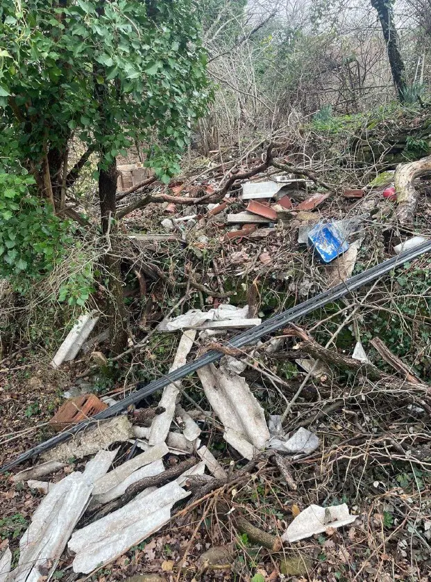 Rifiuti abbandonati in via di Peco