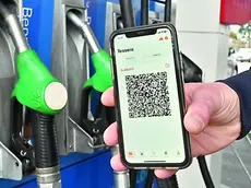 Un distributore e il Qr code per l’accesso alla benzina agevolata. Foto Petrussi