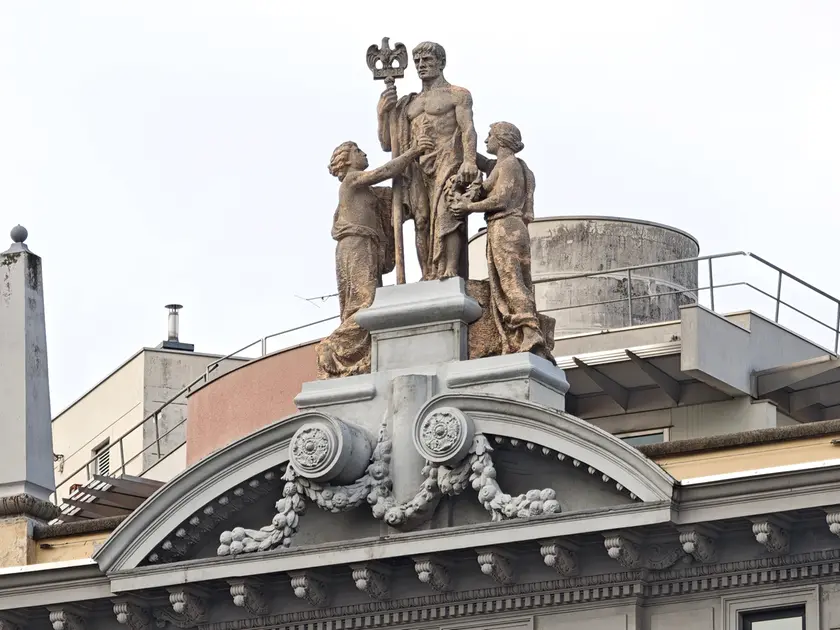 Il gruppo statuario "La Romanità" di Mascherini sul tetto di Palazzo Arrigoni: foto servizio di Andrea Lasorte