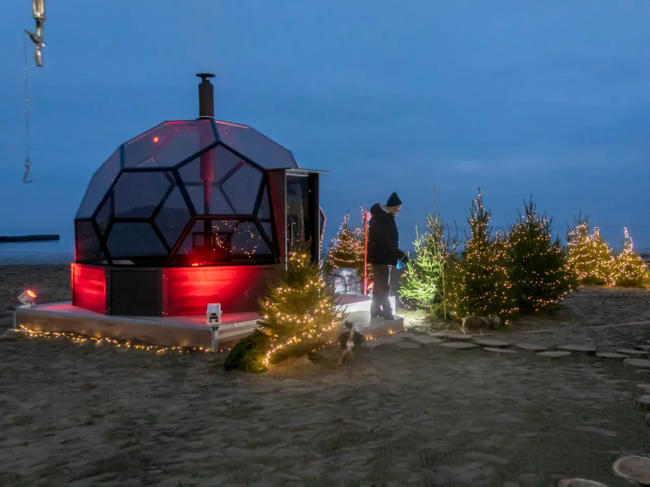 L’eco sauna vista mare,novità di quest’edizione,e il punto ristoro nella spiaggia di Grado. Foto Katia Bonaventura