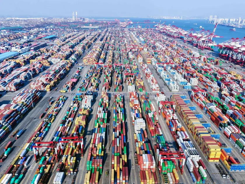 La banchine del porto di Qingdao, in Cina