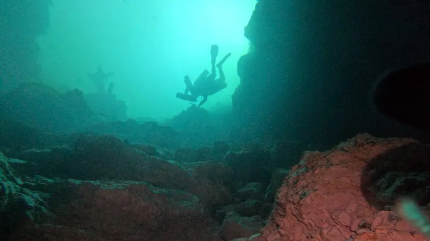 La magia della sorgente del Gorgazzo: uno speleosub si immerge nelle sue acque cristalline