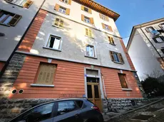 L’edificio di via Machhlig 16. La vittima abitava all’ammezzato (Foto Andrea Lasorte)