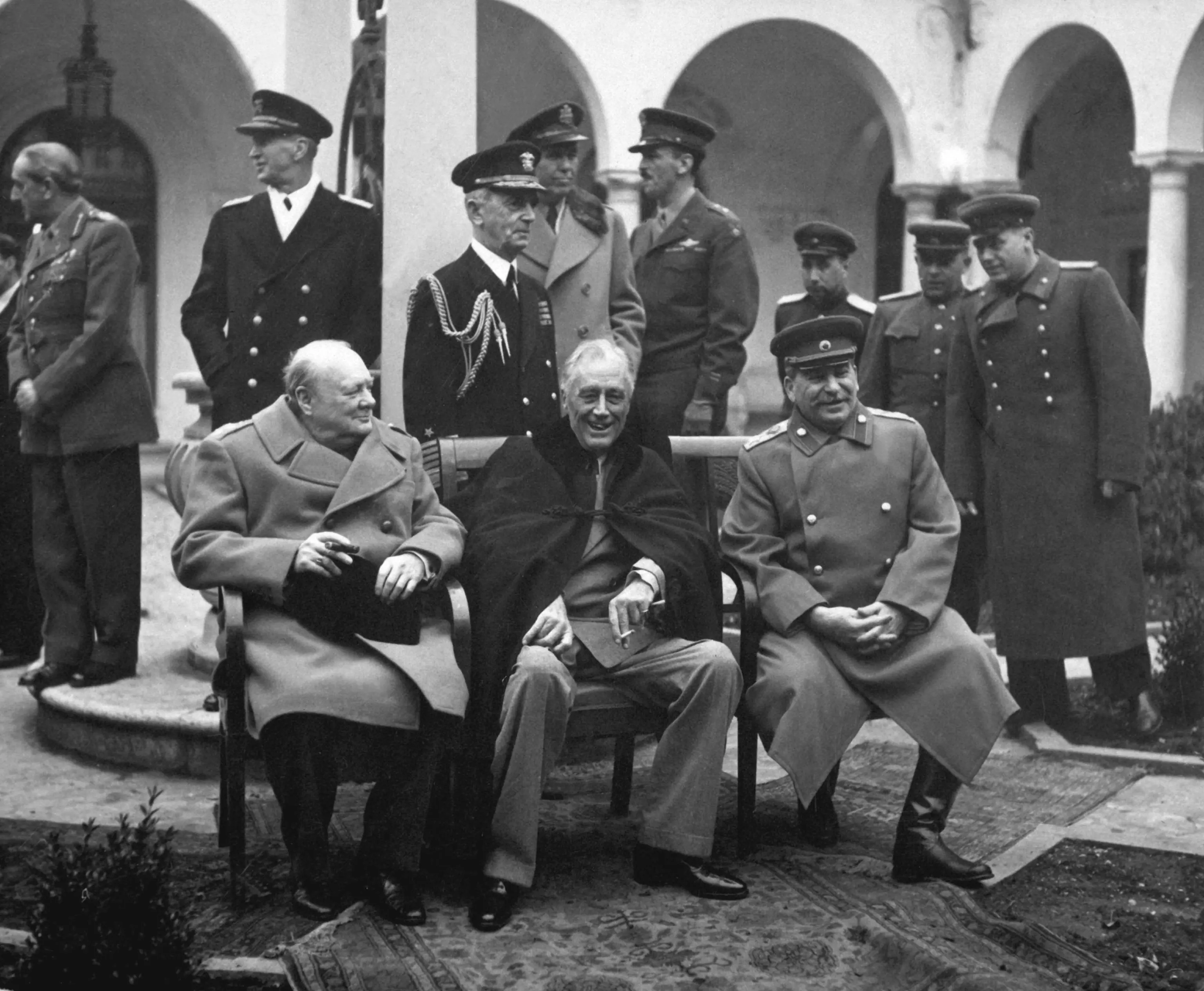 Seduti da sinistra Winston S. Churchill, Franklin D. Roosevelt e Josef Stalin nel febbraio 1945 a Yalta. Foto Ansa