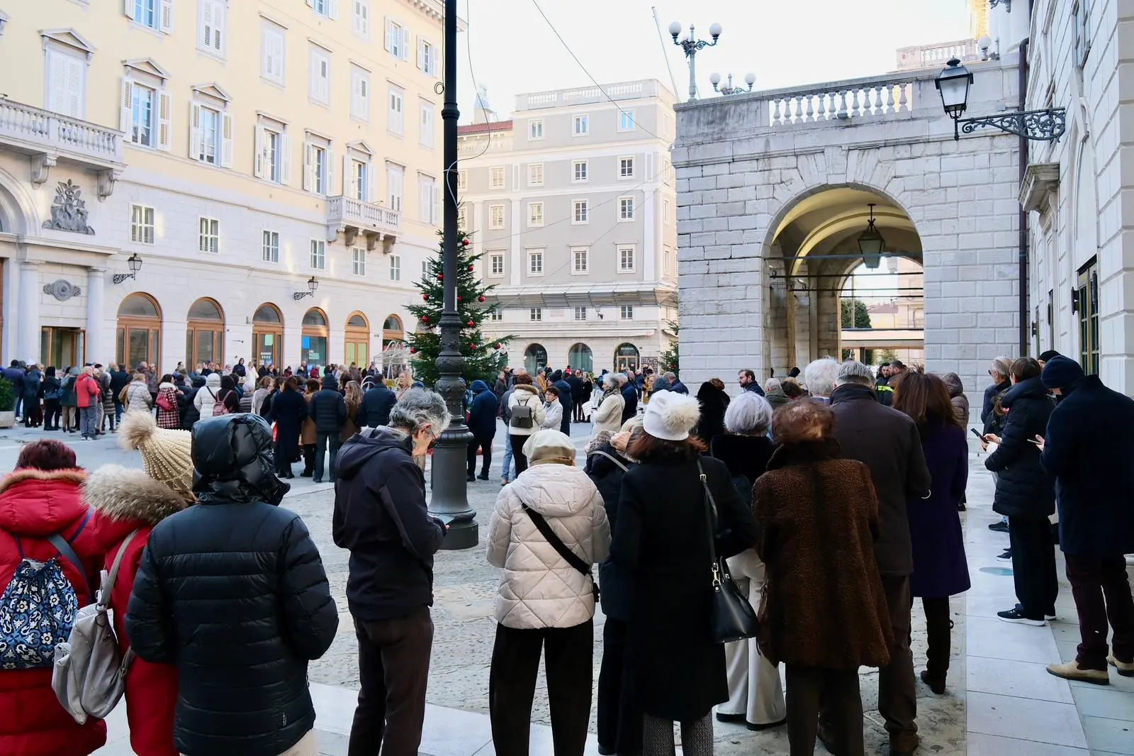 La coda per entrare alla Lezione di Storia in piazza Verdi, domenica 21 dicembre. Foto Silvano