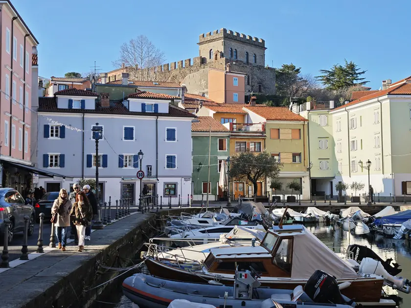 Il porticciolo di Muggia e, sullo sfondo, il castello (fotoservizio Andrea Lasorte)