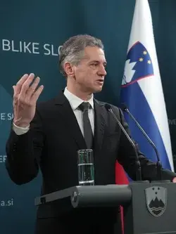 Il primo ministro sloveno Robert Golob assieme al ministro de lLavoro Luka Mesec