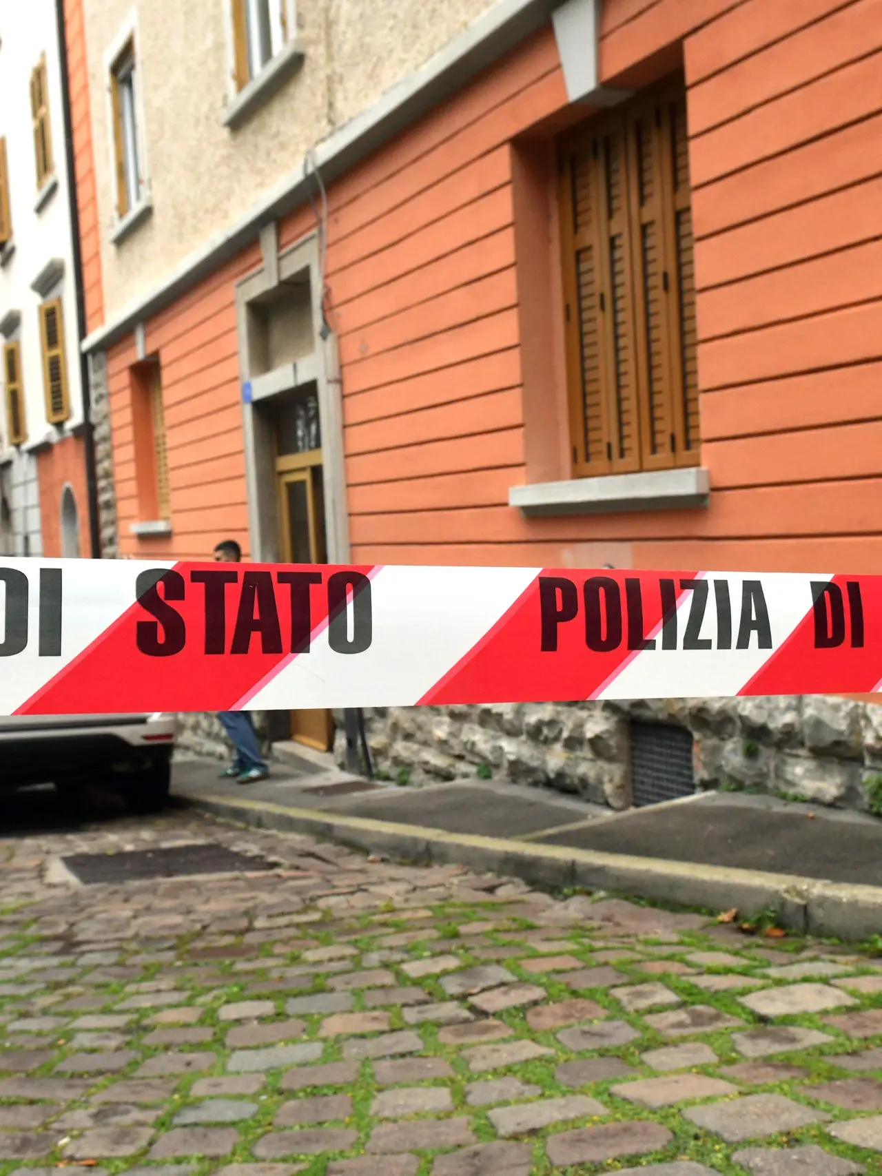 La Polizia in via Machlig, dove si è consumato il delitto (foto Francesco Bruni)