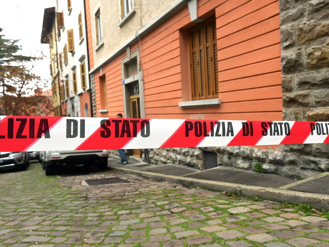 La Polizia in via Machlig, dove si è consumato il delitto (foto Francesco Bruni)