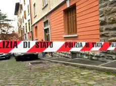 La Polizia in via Machlig, dove si è consumato il delitto (foto Francesco Bruni)