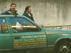 Luigi a sinistra, a inizio anni ’90, col fratello Giovanni e l’auto della ditta