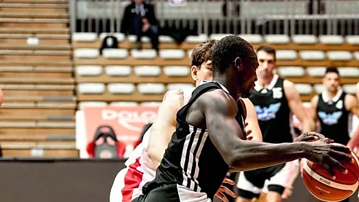 Un’azione di Constantn Maralossou, giocatore della Neonis basket Pn