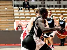 Un’azione di Constantn Maralossou, giocatore della Neonis basket Pn