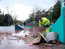 Un operaio al lavoro per ripristinare lo Skate Park di San Giacomo colpito dai vandali. Foto Massimo Silvano