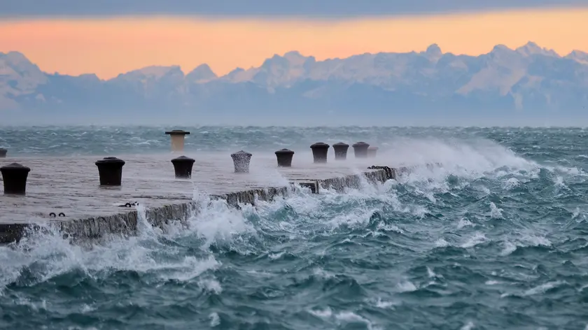La Bora sferza il molo Audace a Trieste (foto archivio Silvano)
