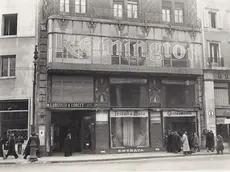 Un’immagine d’epoca con la vetrata e le pubblicità