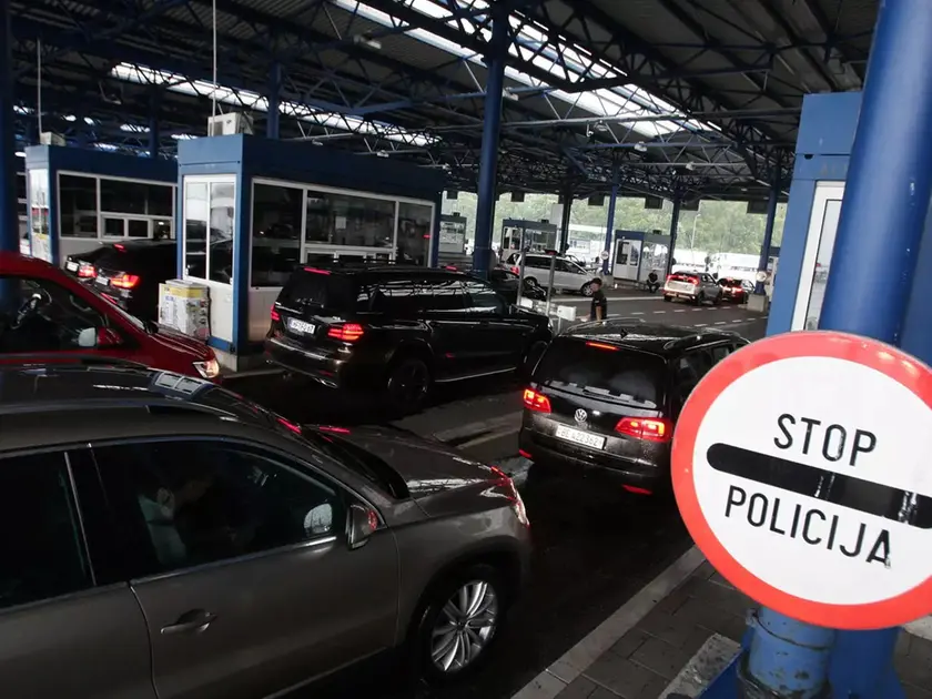 Code al valico di Batrovici. Tanjug / Sava Radovanović