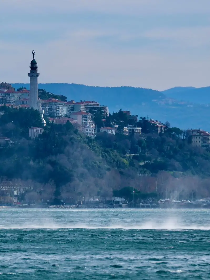 il golfo di Trieste spazzato dalla bora nel giorno di Natale. Fotoservizio di Massimo Silvano