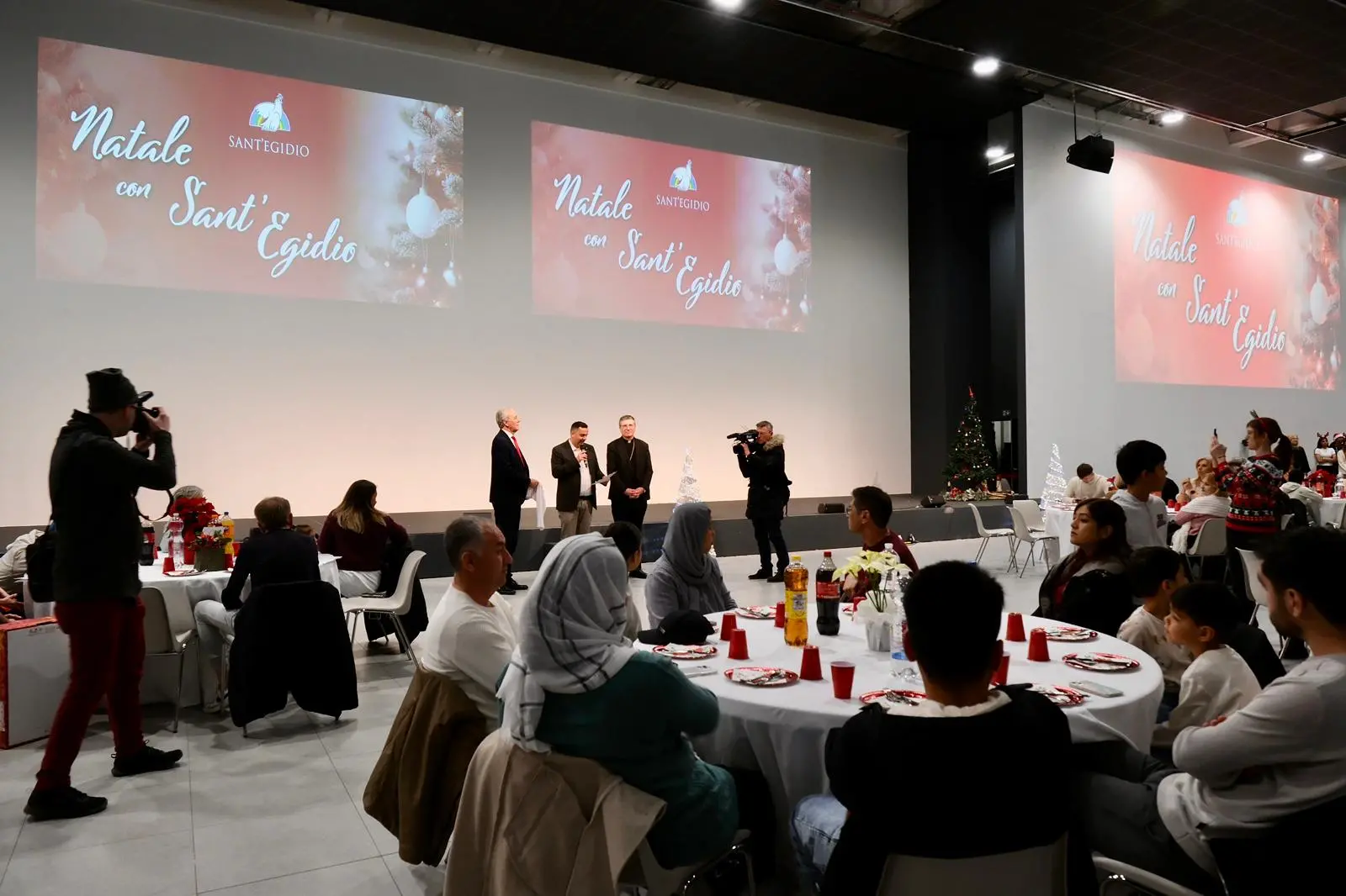 Il pranzo di Natale della Comunità di Sant'Egidio a Trieste. Fotoservizio Massimo Silvano