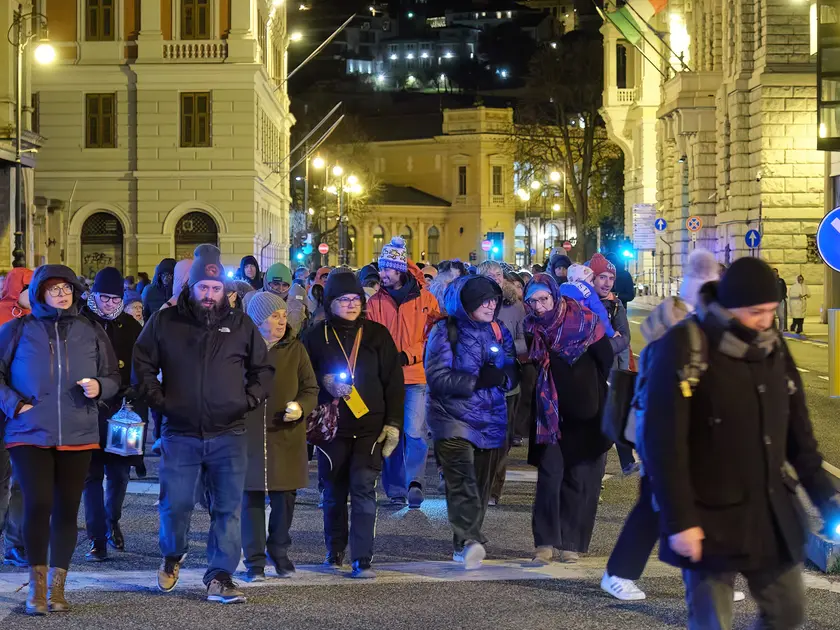 Il corteo a Trieste la sera di Natale (foto Silvano)