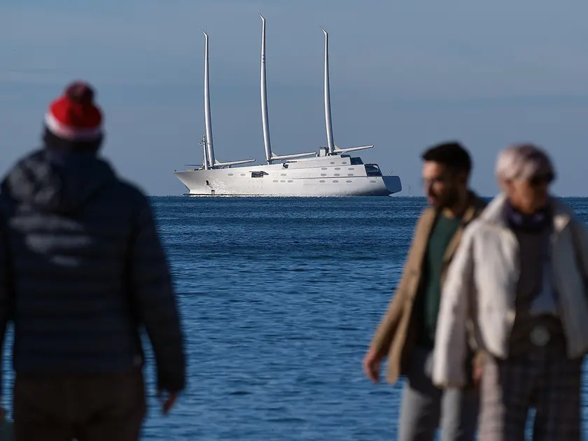 Lo Yacht-A visto dal molo Audace di Trieste (foto archivio Massimo Silvano)