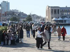 Turisti lungo le rive, incantati dal panorama e seduti per una pausa sulle panchine, foto Andrea Lasorte