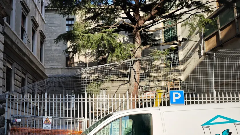 Sulla destra il lenzuolo usato dal detenuto per scappare (foto Lasorte)