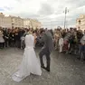 Pioggia di riso su una coppia di sposi in piazza Unità