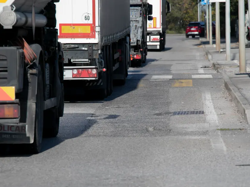 Via Timavo messa a dura prova dal passaggio dei camion (Katia Bonaventura)