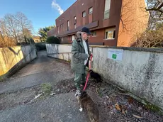 Un cittadino guarda il cartello che indirizza all’ambulatorio rimasto chiuso foto Marega