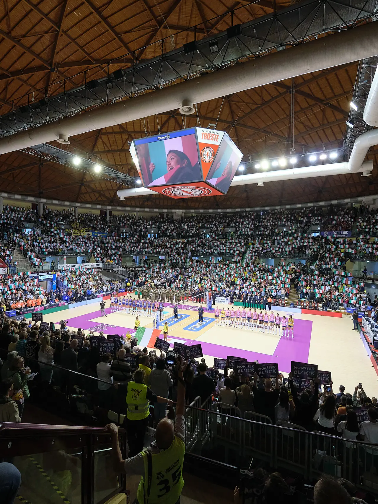 Il PalaRubini pieno di tifosi in occasione della Supercoppa femminile di volley (Silvano)