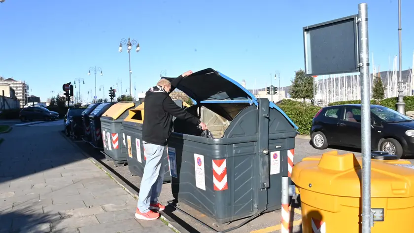 Cassonetti per la raccolta differenziata. Foto Bruni