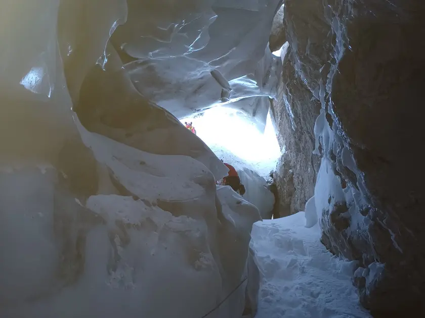 Il crepaccio nel quale è finito l'escursionista