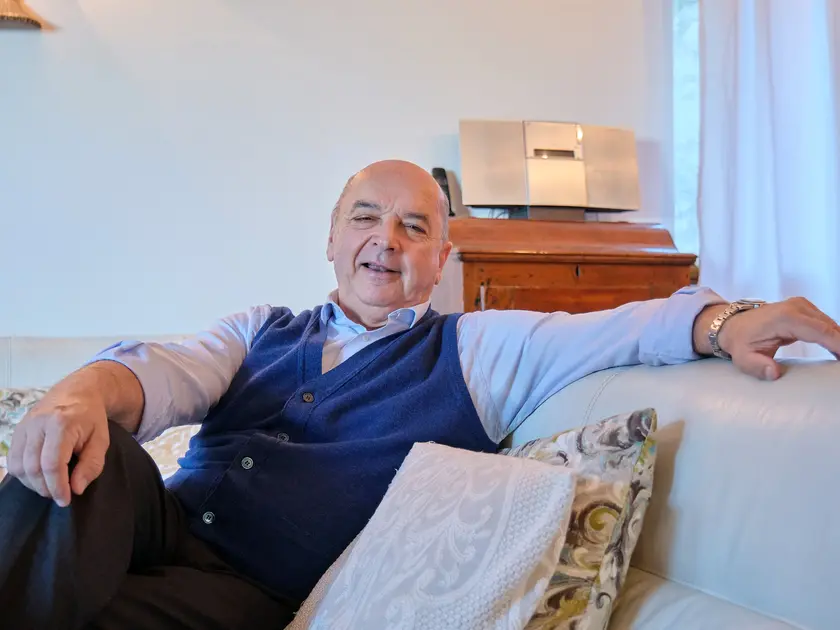 Il sindaco Roberto Dipiazza sul divano di casa durante l’intervista (foto Silvano)