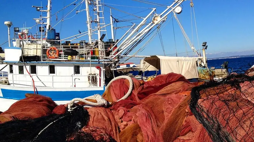 Un peschereccio ormeggiato in un porticciolo della costa dalmata