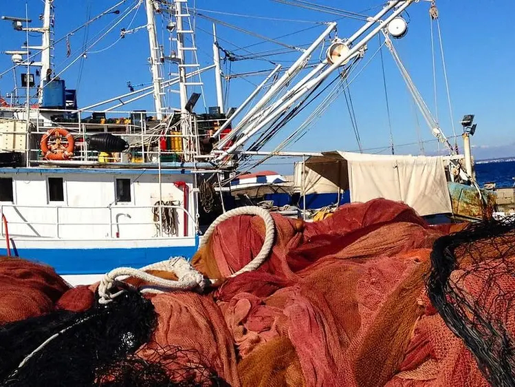 Un peschereccio ormeggiato in un porticciolo della costa dalmata