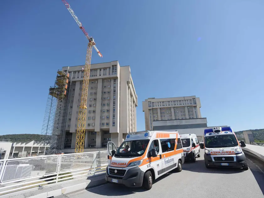 L’ospedale di Cattinara, con le gru del cantiere di ampliamento aperto da anni e al momento fermo