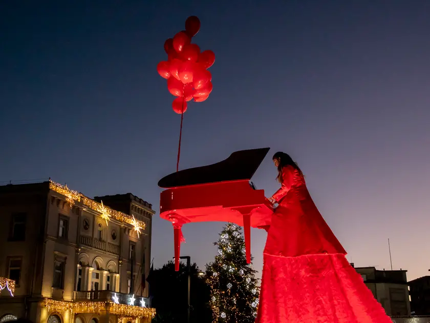 Un momento dello spettacolo “Piano Sky” in piazza della Repubblica (Bonaventura)