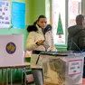Una giovane in un seggio di Gracanica in Kosovo dove si è tornati al voto per nuove elezioni parlamentari