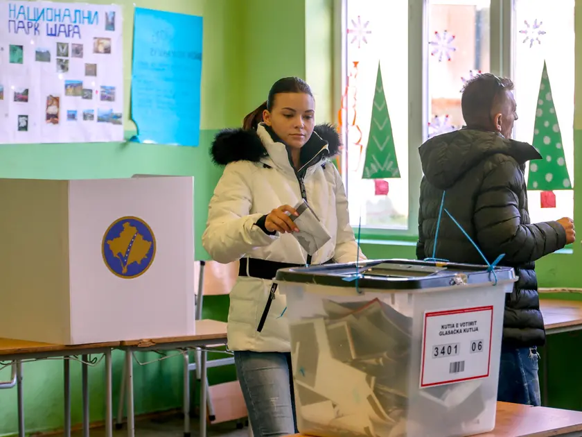 Una giovane in un seggio di Gracanica in Kosovo dove si è tornati al voto per nuove elezioni parlamentari
