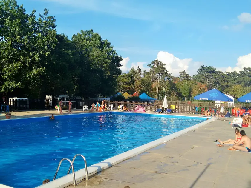 La grande piscina del Pian del Grisa era una delle attrazioni più apprezzate del camping
