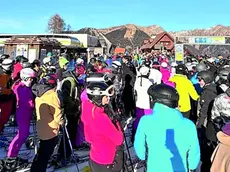 Sciatori in attesa, nella giornata di domenica, per poter accedere agli impianti di risalita dello Zoncolan