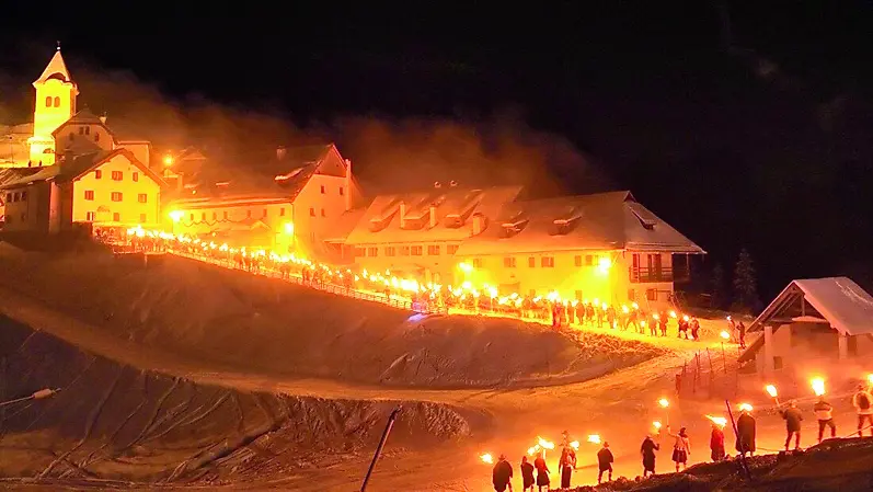 La partenza della fiaccolata dalla cima del monte Lussari. Una magia che si rinnoverà il primo gennaio